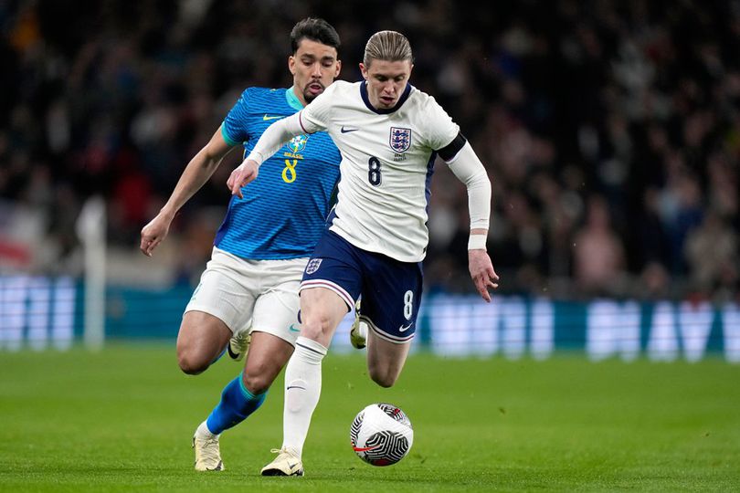 Lucas Paqueta mengejar Conor Gallagher dalam laga persahabatan antara Inggris melawan Brasil, Minggu (24/3/2024) dini hari WIB.