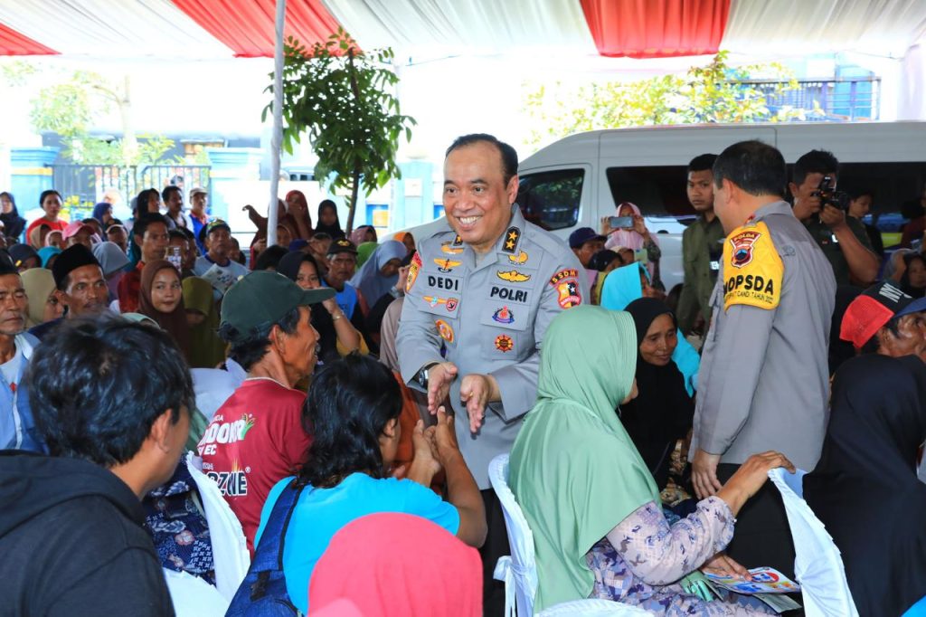 As-SDM Polri Irjen Pol Dedi Prasetyo mengunjungi warga yang terdampak banjir Demak, Sabtu (23/3/2024). (Dok/Humas Polri)