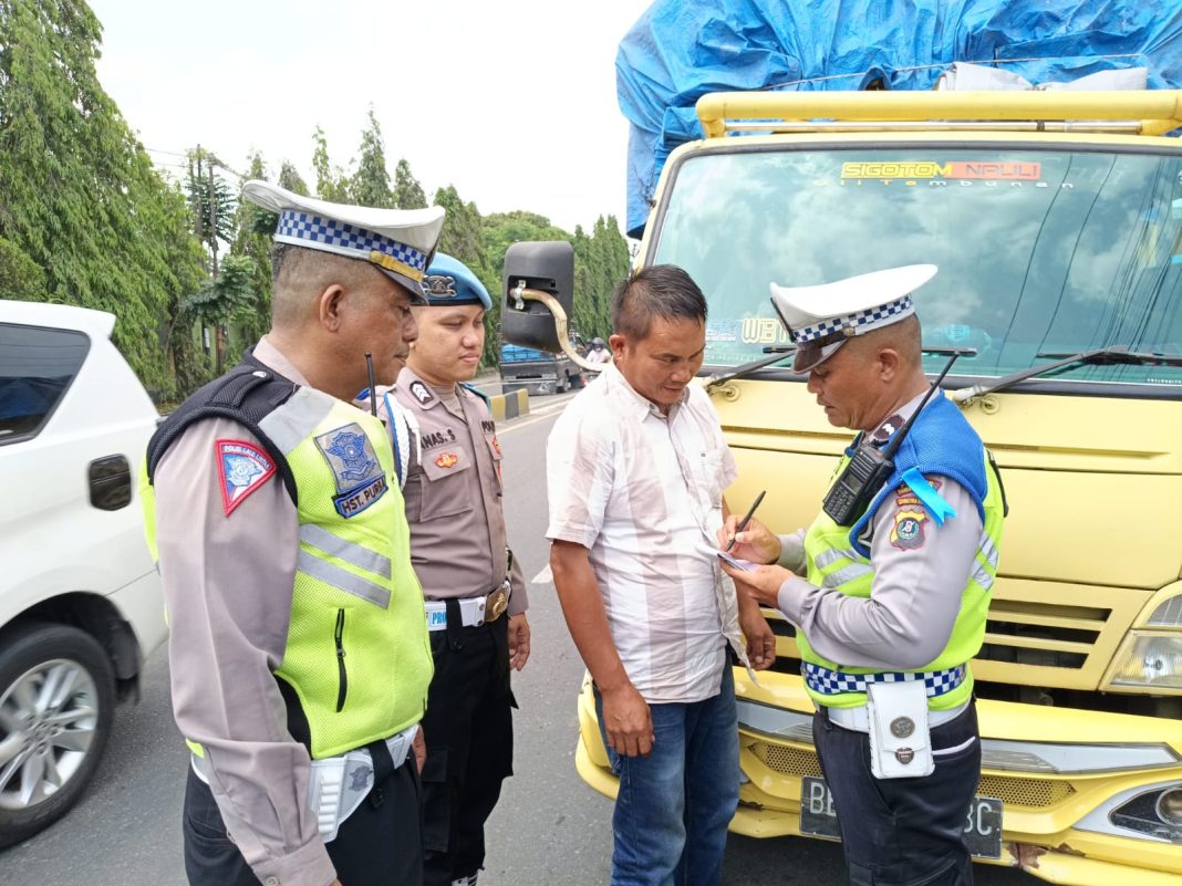 Personel Polres saat menjaring kendaraan yang melanggar lalu lintas di Jalan Imam Bonjol, Senin (25/3/2024). (Dok/Polres Tebingtinggi)