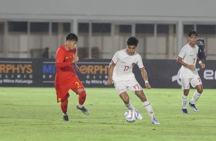 Bek Timnas Indonesia U-20, Mufli Hidayat menguasai bola dibayangi striker Timnas China U-20, Xiahezhati Wujiahemaiti pada laga kedua uji coba internasional di Stadion Madya Gelora Bung Karno, Senayan, Jakarta, Senin (25/3/2024) malam WIB.