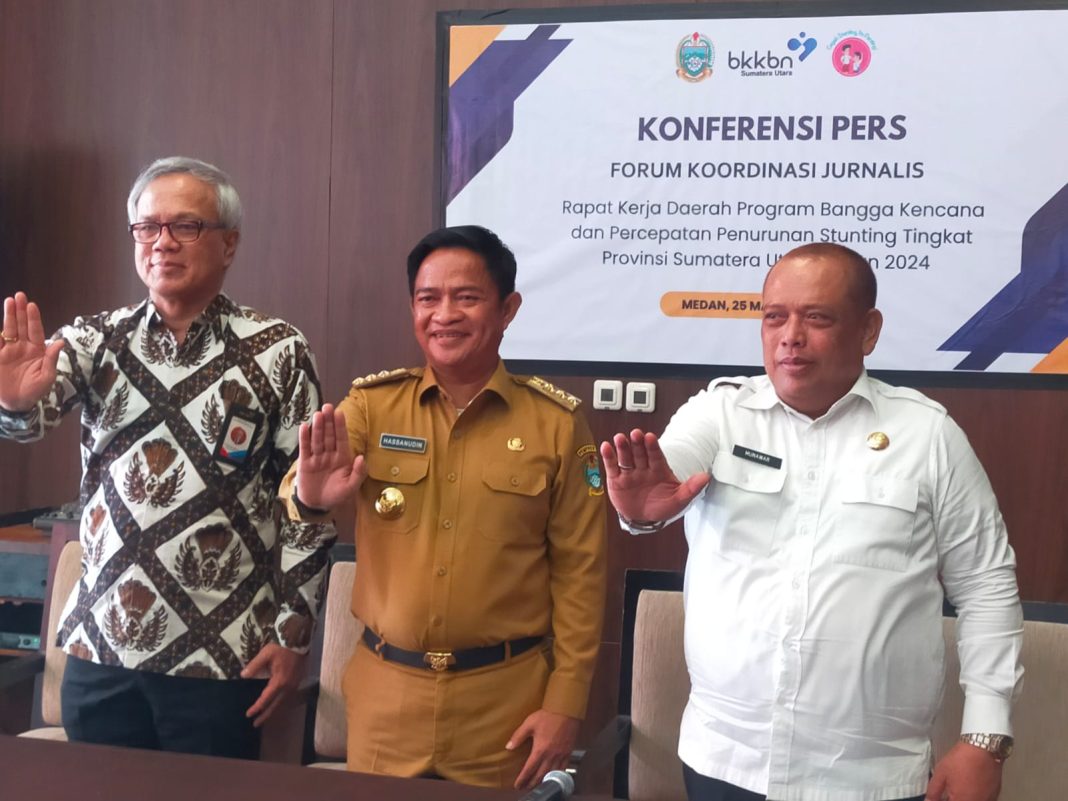 Sekretaris Utama BKKBN Drs Tavip Agus Rayanto MSi didampingi Pj Gubernur Sumut Dr Hasanuddin dan Kepala Perwakilan BKKBN Sumut Dr Munawar Ibrahim SKp MPH foto bersama usai memberikan keterangan pers pada acara rakerda Program Bangga Kencana dan PPS Tingkat Provinsi Sumut tahun 2024 yang digelar di Hotel Santika Premiere Dyandra Medan, Senin (25/3/2024).