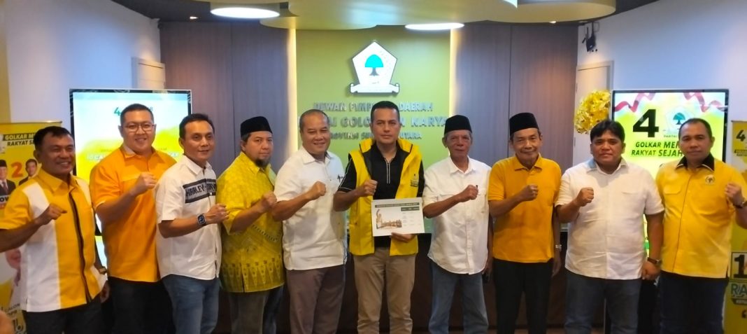 Ketua DPD Partai Golkar Sumut H Musa Rajekshah didampingi Sekretaris DPD Golkar Sumut H Datuk Ilhamsyah, Bendahara DPD Golkar Sumut Ihwan Habib Nasution bersama pengurus lainnya foto bersama usai melakukan konferensi pers dengan wartawan di Medan, Senin (25/3/2024). (Foto Dok/Golkar Sumut)