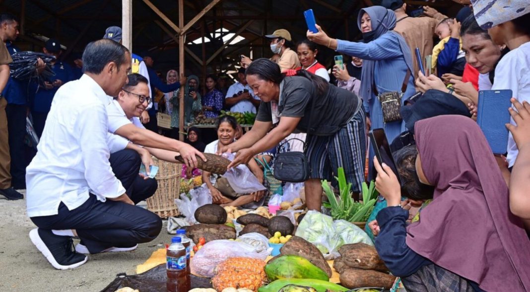 Presiden Jokowi melakukan kunjungan ke Pasar Salakan, Kabupaten Banggai Kepulauan, Provinsi Sulawesi Tengah, Selasa (26/3/2024).