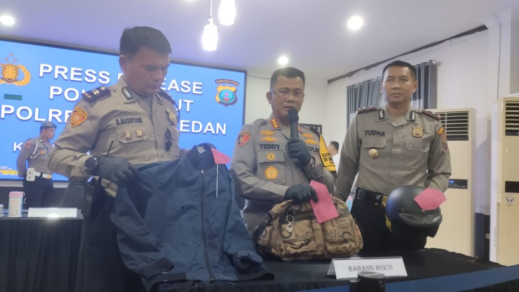 Kapolrestabes Medan Kombes Pol Teddy didampingi Kapolsek Sunggal Kompol Candra Yudha Pratama menunjukkan barang bukti tas hasil rampasan di Mapolrestabes Medan, Selasa (26/3/2024).