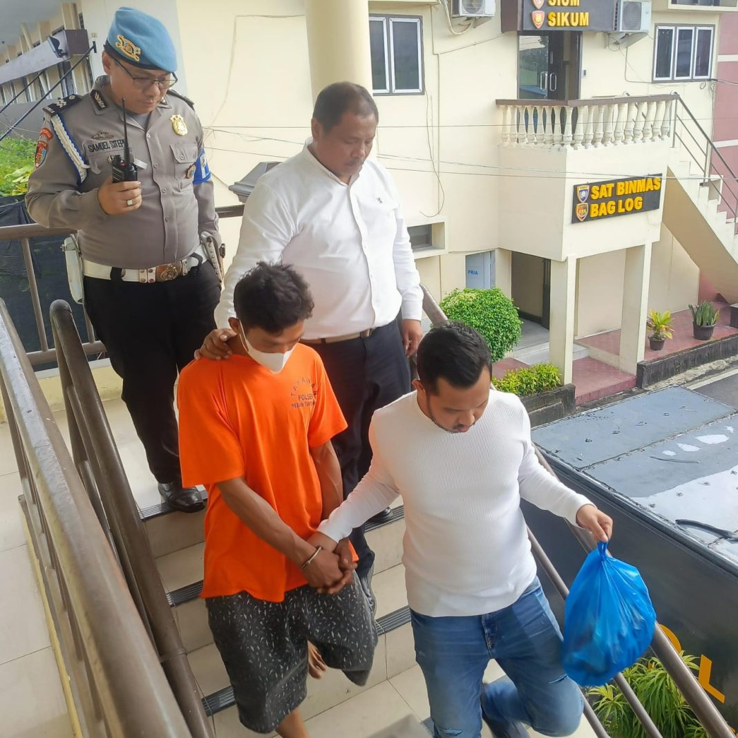 Pelaku pembunuhan berinisial AT diboyong ke Polrestabes Medan untuk konferensi pers, Selasa (26/3/2024).