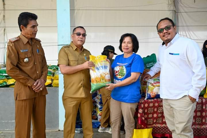 Bupati Humbahas yang diwakili Sekda Chiristison Rudianto Marbun MPd didampingi Camat Dolok Sanggul, Marudut Simanullang berfoto dengan pembeli dalam Gerakan Pangan Murah, di Balerong Terminal, Kecamatan Dolok Sanggul, Senin (25/3/2024). (Dok/ Kominfo Humbahas)