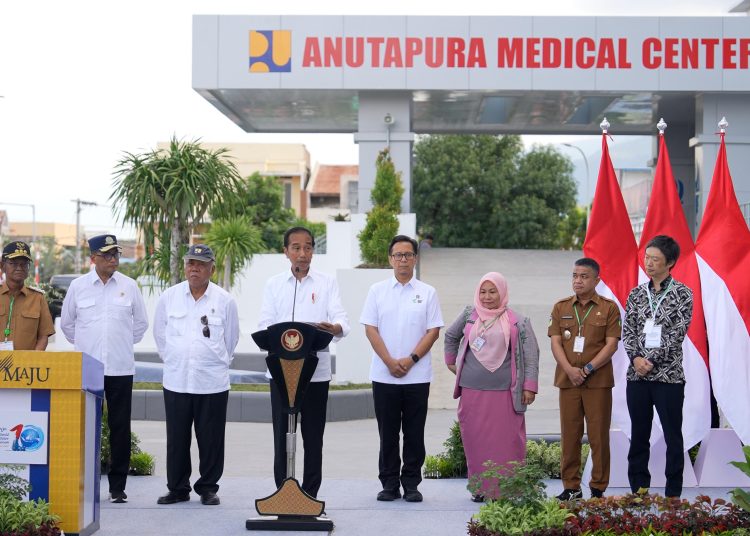 Menkes RI Budi Gunadi Sadikin mendampingi Presiden Joko Widodo meresmikan pembangunan dan rekonstruksi AMC, RSUD Anutapura Palu, Sulawesi Tengah, Selasa (26/3/2024).