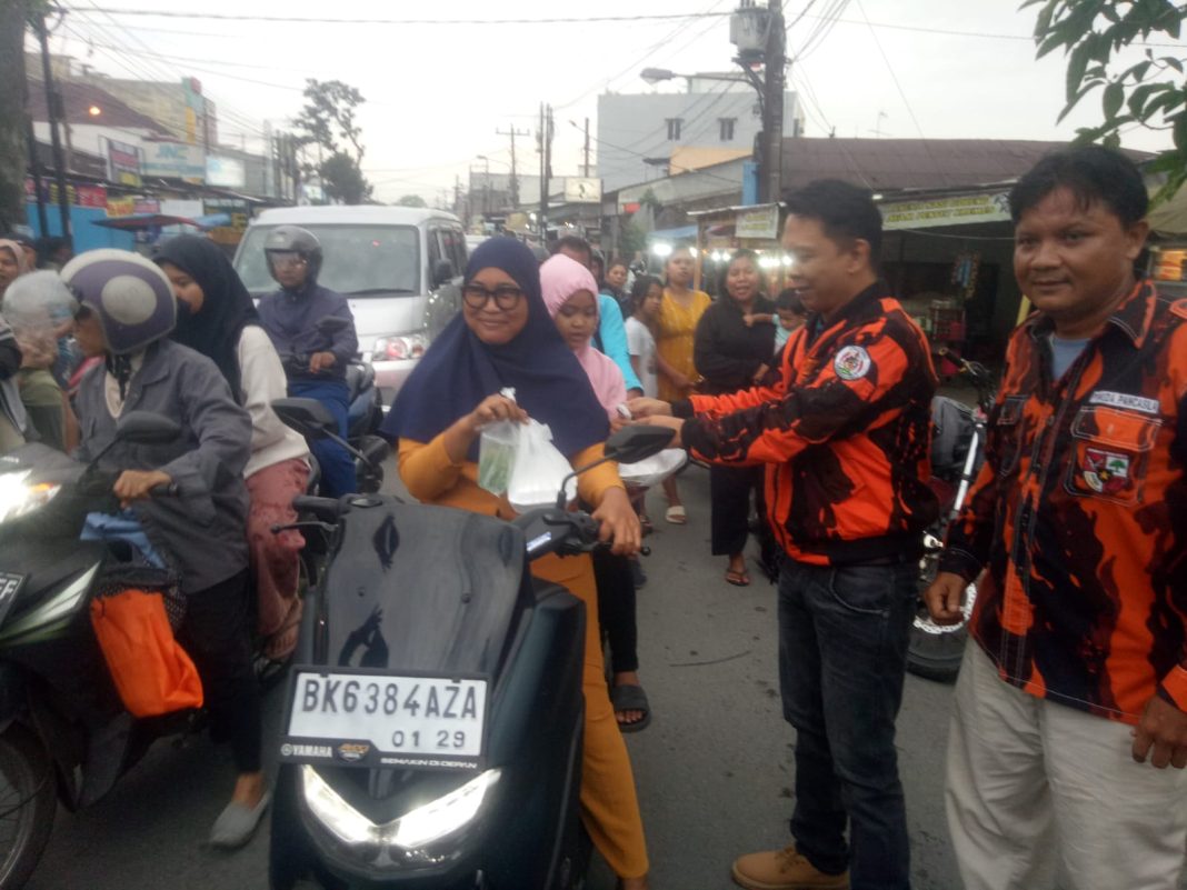 PAC PP Medan Tuntungan membagikan takjil gratis kepada masyarakat di Jalan Flamboyan Raya, Kelurahan Tanjung Selamat, Kecamatan Medan Tuntungan, Rabu (27/3/2024) sore.