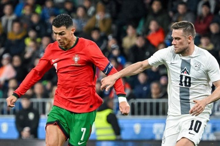 Cristiano Ronaldo berebut bola dengan gelandang Slovenia Timi Elsnik dalam laga persahabatan Slovenia vs Portugal di Stadion Stozice in Ljubljana, Rabu (27/3/2024) dini hari WIB.