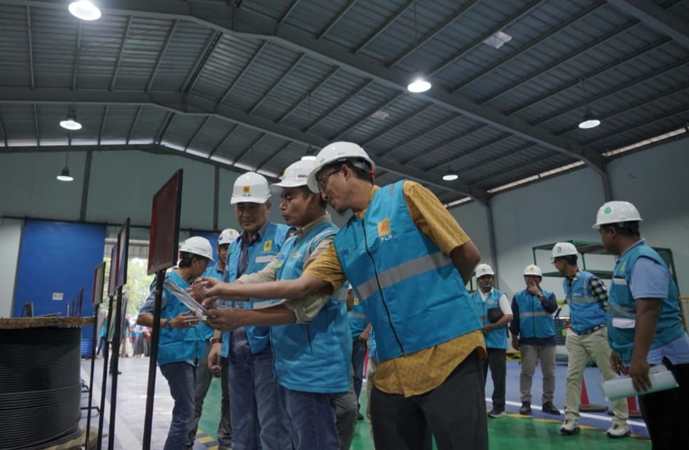 General Manager PLN UID Sumut Saleh Siswanto (tengah) menjelaskan jumlah material distribusi selama siaga lebaran tahun 2024 dengan jumlah yang cukup kepada EVP Operasi Distribusi Sumatera Kalimantan Agung Nugraha (kiri) didampingi petugas gudang (kanan), Rabu (27/3/2024). (Dok/PLN)