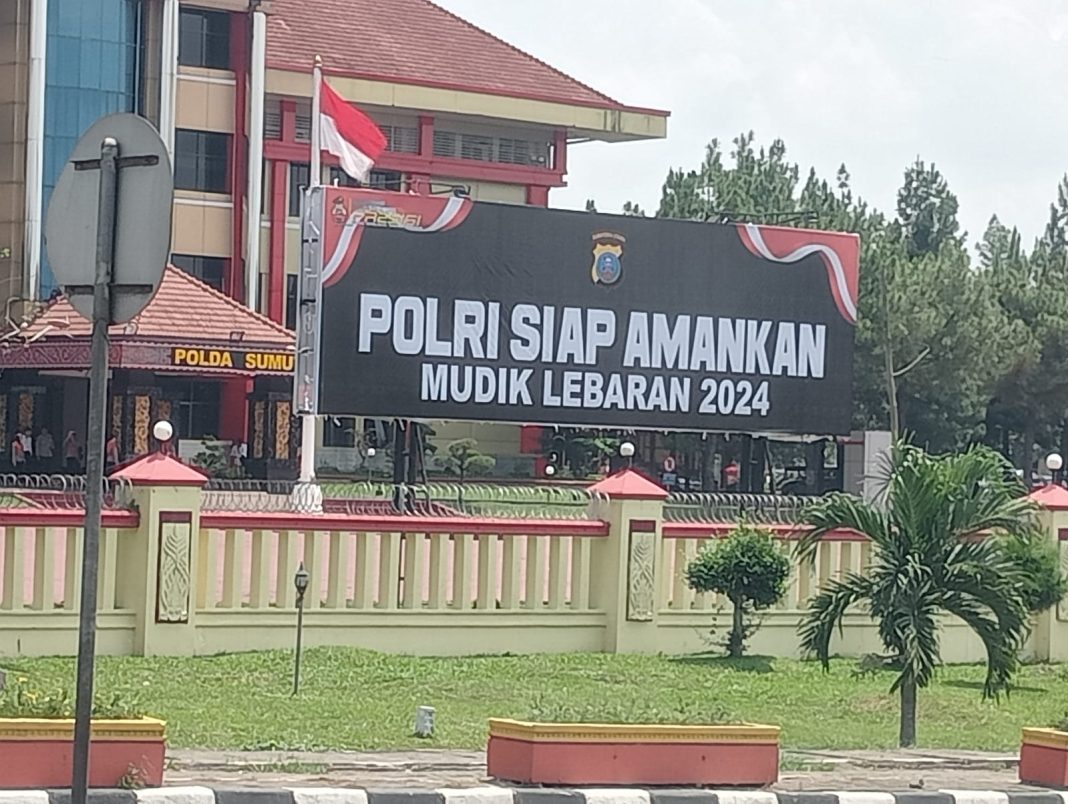 Spanduk bertuliskan Polri siap amankan mudik Lebaran 2024 terpajang di depan Mapolda Sumut, Kamis (28/3/2024).