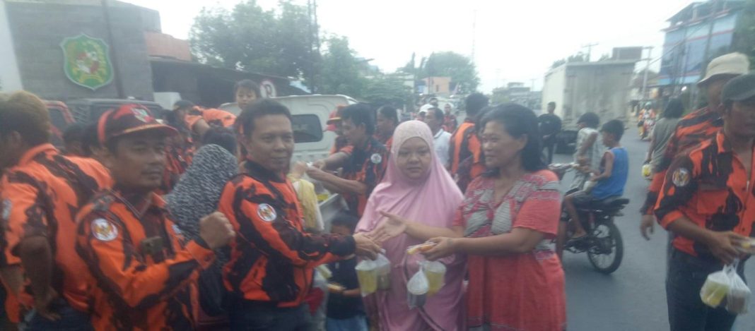 PAC PP Medan Tuntungan bersama pengurus pemuda Ranting Ladang Bambu melaksanakan kegiatan sosial dengan berbagi takjil gratis kepada masyarakat umum yang menjalankan ibadah puasa di bulan Suci Ramadan 1445 H, Jalan Jamin Ginting persisnya di depan Waterpark Hairos Indah, Kelurahan Ladang Bambu, Kecamatan Medan Tuntungan, Jumat (29/3/2024) sore.