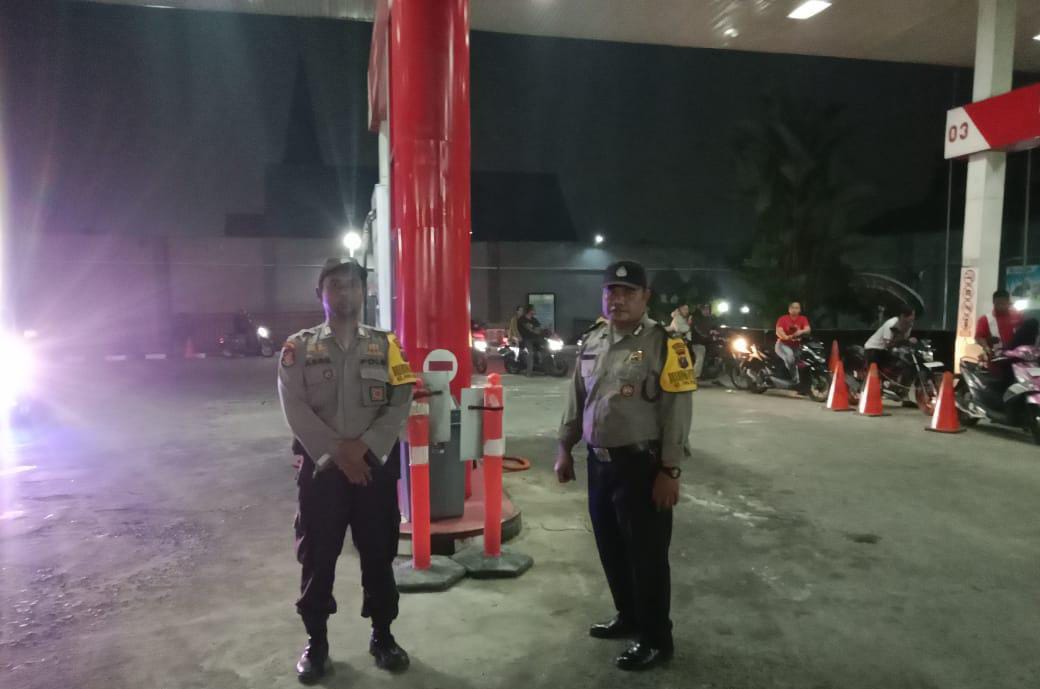 Personel Polres Pematangsiantar bersama polsek jajaran melaksanakan patroli dan monitoring ke SPBU yang ada di wilayah Kota Pematangsiantar, Jumat (29/3/2024) malam. (Dok/Humas Polres Pematangsiantar)