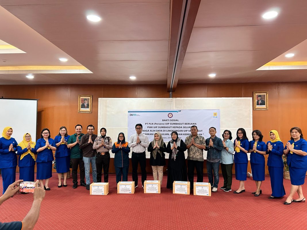 GM PLN UIP SBU Hening Kyat Pamungkas, Ketua PIKK UIP SBU Ny Hening Kyat Pamungkas foto bersama pada acara kegiatan bakti sosial di kantor, Jalan Dr Cipto, Nomor: 12 Medan Polonia, Kamis (28/3/2024). (Dok/PLN)