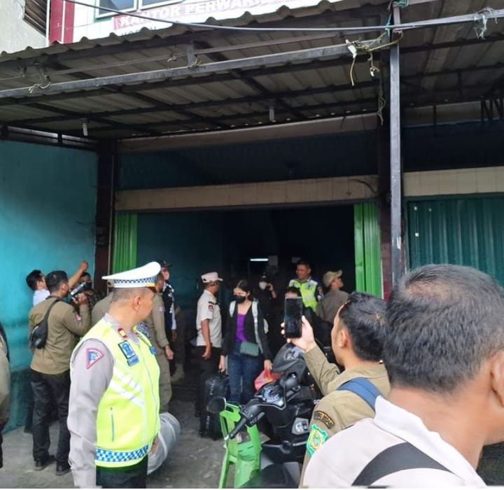 Petugas gabungan memberikan imbauan saat penertiban di stasiun bus sepanjang Jalan Sisingamangaraja XII Medan, Sabtu (30/3/2024). (Dok/Polsek Patumbak)