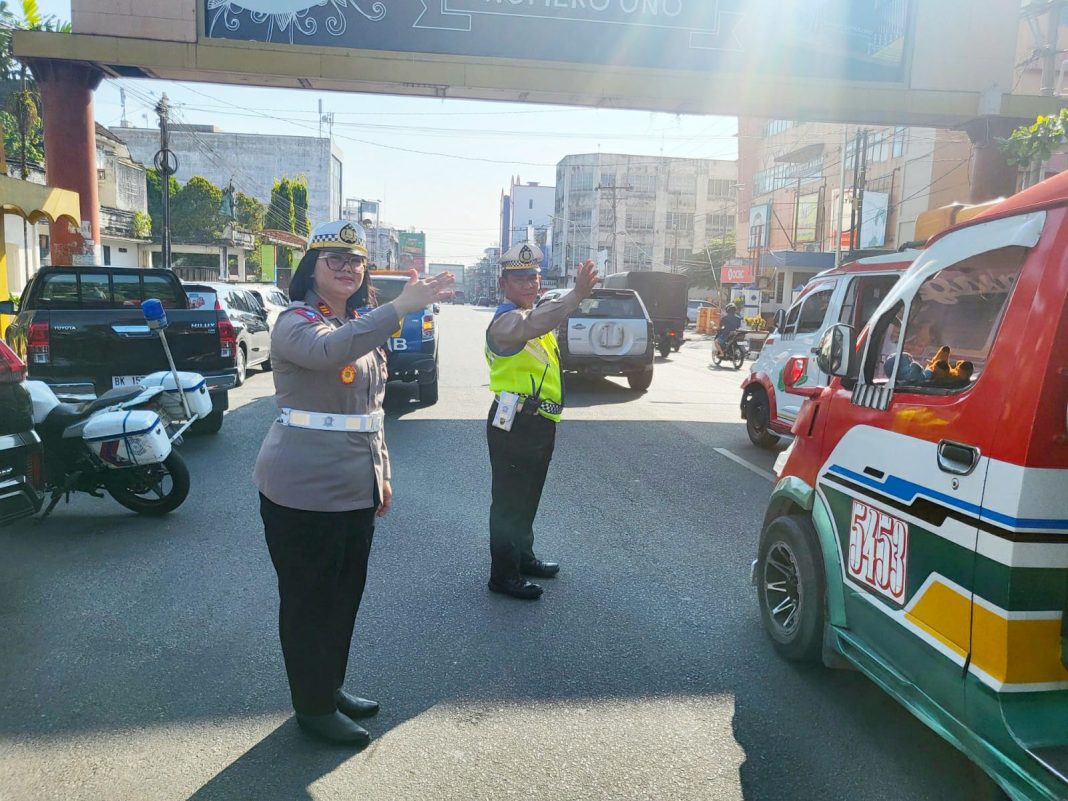 Kasat Lantas Polres Pematangsiantar AKP Gabriellah A Gultom turun langsung ke jalan saat pelaksanaan Ops Keselamatan Toba 2024 yang berlangsung selama 14 hari di wilayah Kota Pematangsiantar belum lama ini.