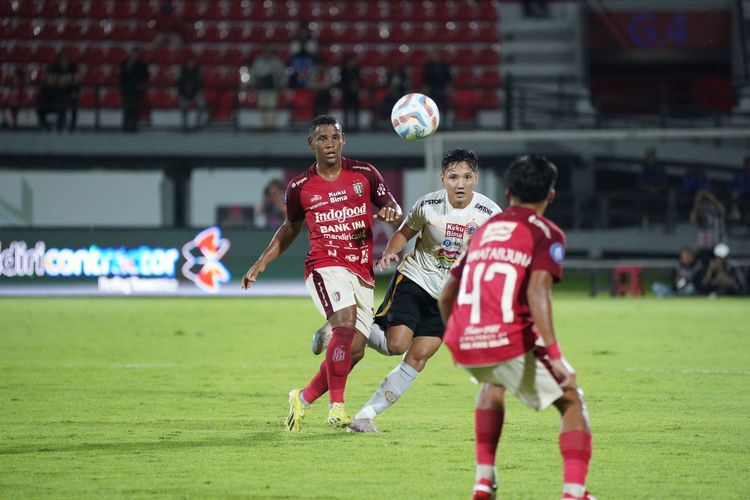 Gelandang Persija, Syahrian Abimanyu, beraksi pada laga Liga 1 2023-2024 kontra Bali United di Stadion Kapten I Wayan Dipta, Gianyar, Bali, Sabtu (30/3/2024).