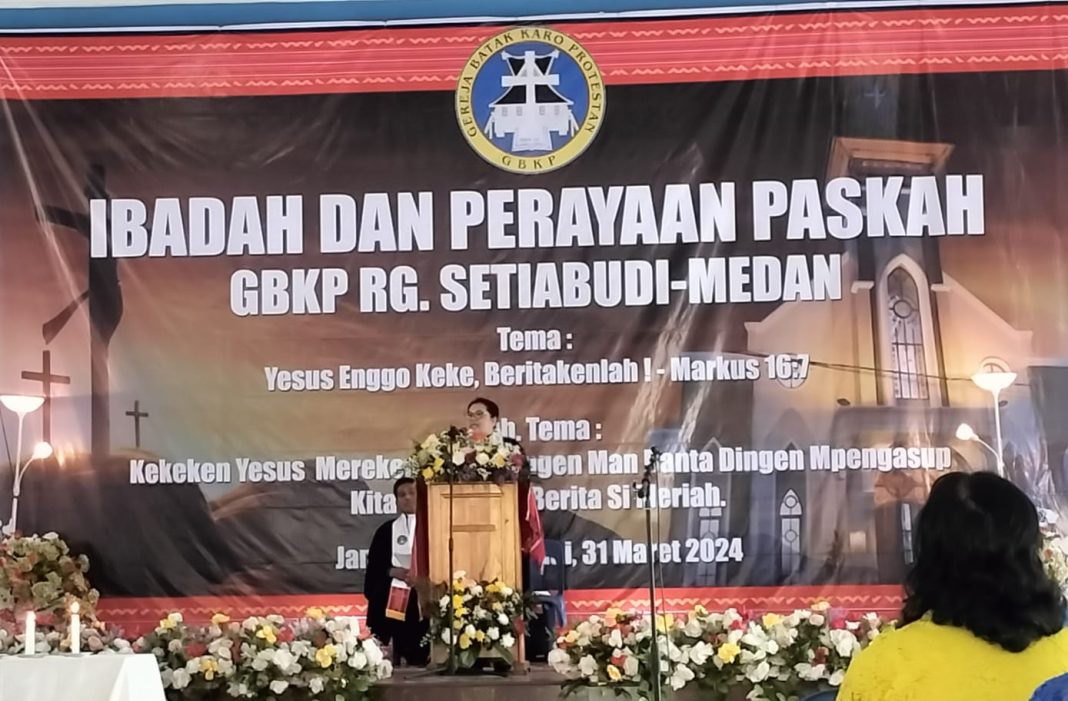 Pdt Bertina Tarigan MTh membawa khotbah ibadah Paskah GBKP Runggun Setia Budi Klasis Medan Kampung Lalang di Jambur Bukit Permai, Jalan Setia Budi, Medan Tuntungan, Minggu (31/3/2024).