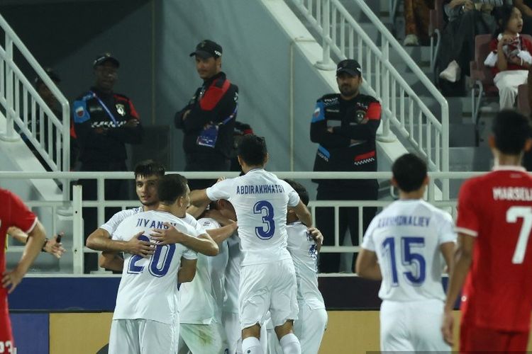 Para pemain Uzbekistan melakukan selebrasi menyusul gol bunuh diri yang dicetak Indonesia pada laga semi final Piala Asia U23 AFC Qatar 2024 antara Indonesia vs Uzbekistan di Stadion Abdullah Bin Khalifa di Doha.