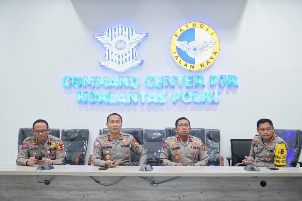 Kakorlantas Polri Irjen Pol Aan Suhanan melakukan pengecekan kesiapan Command Center PJR KM 29 dan Command Center KM 188 Cipali di Cirebon, Sabtu (30/3/2024). (Dok/Humas Polri)