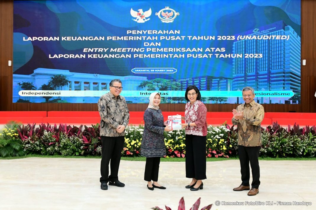 Menkeu RI Sri Mulyani Indrawati bersama dengan rekan-rekan Menteri Kabinet Indonesia Maju mengunjungi kantor pusat BPK RI, Kamis (28/3/2024). (Dok/Kemenkeu RI)