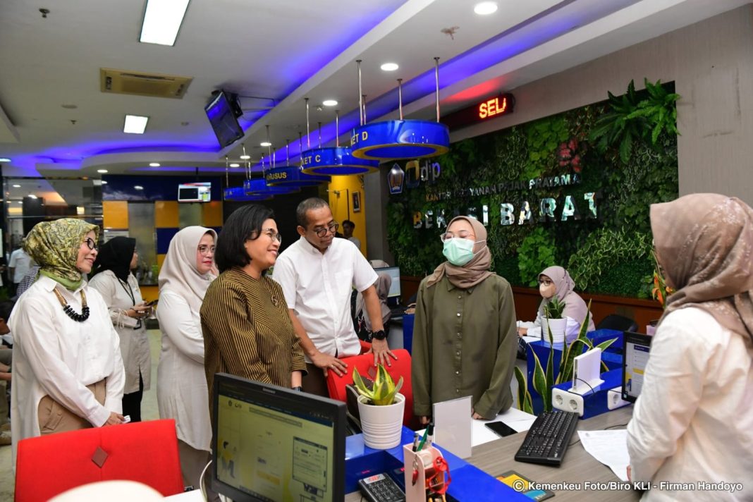 Menkeu RI Sri Mulyani meninjau sejumlah tempat pelayanan pajak di wilayah Kota Bekasi. Didampingi Dirjen Pajak Suryo Utomo dan beberapa pejabat Eselon I lainnya, Menkeu mengunjungi KPP Madya Bekasi, KPP Pratama Bekasi Barat, dan Pojok Pajak di Summarecon Mall Bekasi, Minggu (31/3/2024). (Dok/Kemenkeu RI)