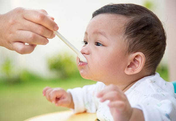 Si kecil sedang diberikan makan.