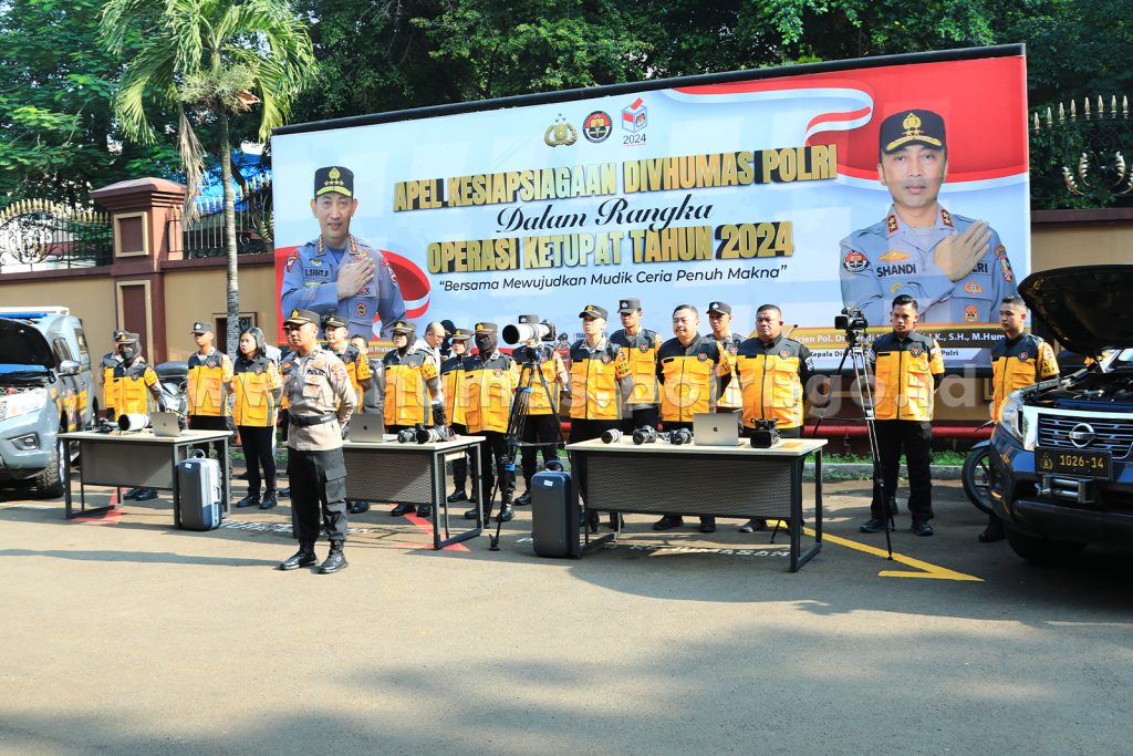 Divisi Humas Polri melaksanakan apel kesiapan operasi ketupat 2024 di Halaman Divisi Humas, Senin (1/4/2024).