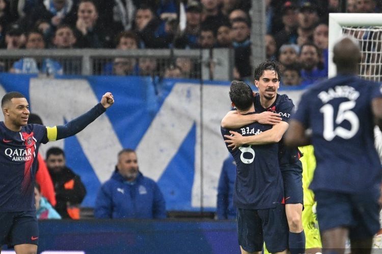 Gelandang PSG Vitinha (kanan) merayakan gol bersama Fabian Ruiz (tengah) setelah mencetak gol pembuka pada pertandingan Ligue 1 Perancis antara Olympique Marseille vs PSG di Stade Velodrome di Marseille, Perancis, Senin (1/4/2024) dini hari WIB.