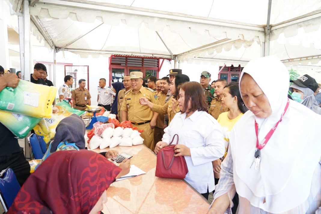 Pj Wali Kota Tebingtinggi Syarmadani didampingi Pj Sekda Kamlan Mursyid meninjau pelaksanaan GPM di Kecamatan Padang Hilir, Jalan Syech Beringin, Senin (1/4/2024). (Dok/Kominfo Tebingtinggi)