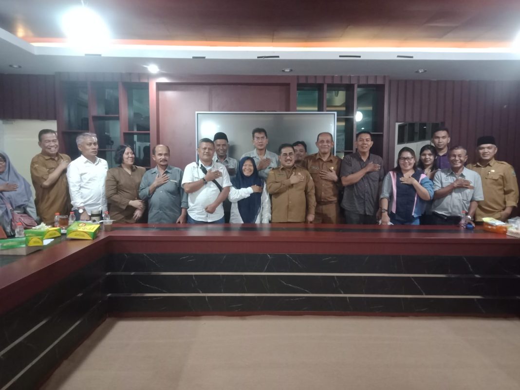 Kadisdik Provsu Abdul Haris Lubis bersama pejabat eselon III foto bersama pengurus dan anggota KOMEDIK Sumut, Senin malam (1/4/2024).