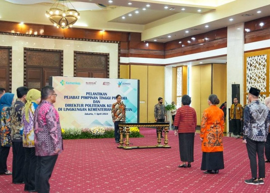 Menkes RI Ir Budi Gunadi Sadikin melantik 6 pejabat pimpinan tinggi pratama dan 7 direktur politeknik kesehatan di auditorium Direktorat Jenderal Tenaga Kesehatan, Hang Jebat, Jakarta Selatan, Senin (1/4/2024).