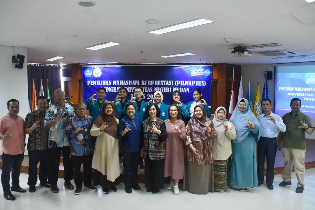 Dosen, juri dan peserta pemilihan mahasiswa berprestasi foto bersama di Unimed. (Dok/Unimed)