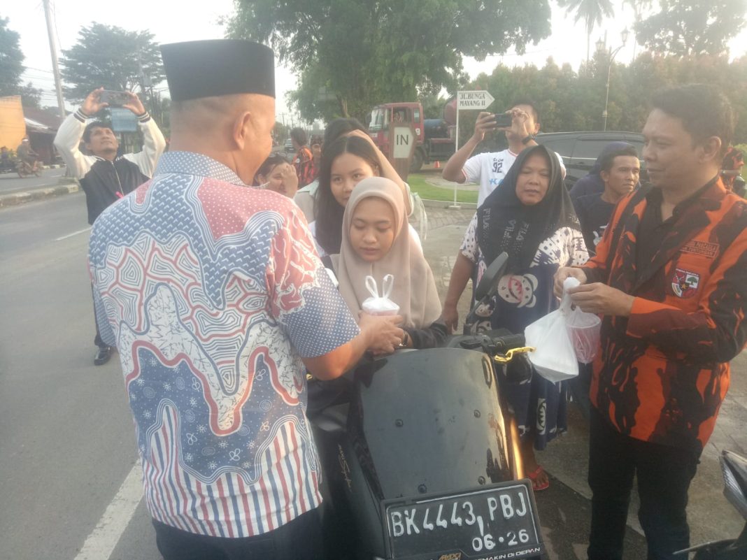 PAC PP Medan Tuntungan berbagi takjil di Jalan Jamin Ginting KM 12,7, Kelurahan Lau Cih, Kecamatan Medan Tuntungan, Selasa (2/4/2024) Sore.