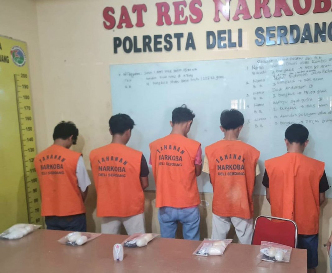 Lima calon penumpang dan barang bukti dibelakang masing-masing, menjalani pemeriksaan di Satres Narkoba Polresta Deliserdang, di Lubukpakam, Selasa (2/4/2024). (Dok/Polresta Deliserdang)