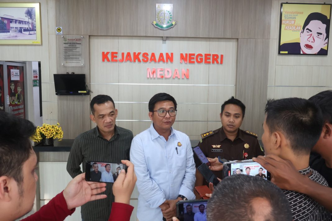 Kajari Medan Muttaqin Harahap didampingi Kasintel Dapot Dariarma dan Kasi Pidsus Mochamad Ali Riza memberi keterangan tentang penahanan MB sebagai tersangka korupsi di RSUP H Adam Malik, Selasa (2/4/2024). (Dok/Kasintel)