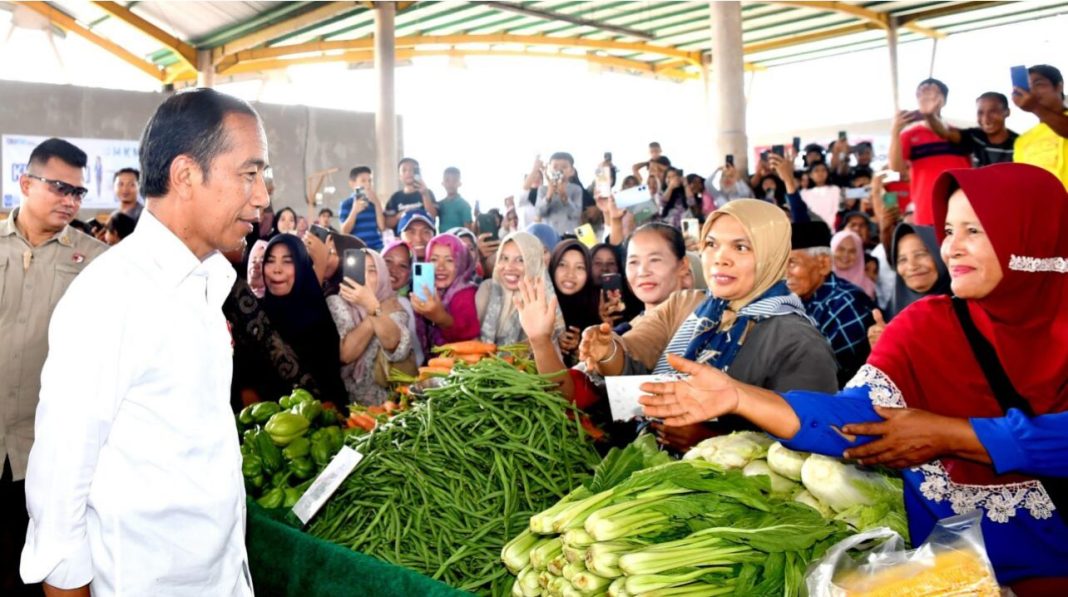 Presiden RI Jokowi memantau langsung ketersediaan dan harga sejumlah bahan pokok yang ada di Pasar Rakyat Merangin, Kabupaten Merangin, Rabu (3/4/2024), untuk mengawali kegiatan kunjungan kerja di Provinsi Jambi.