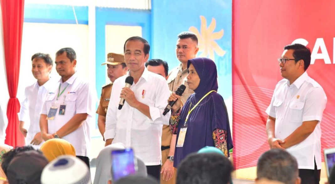 Presiden Jokowi meninjau langsung ketersediaan beras yang ada di Kompleks Pergudangan Bulog Pematang Kandis, Kabupaten Merangin, Jambi, Rabu (3/4/2024).