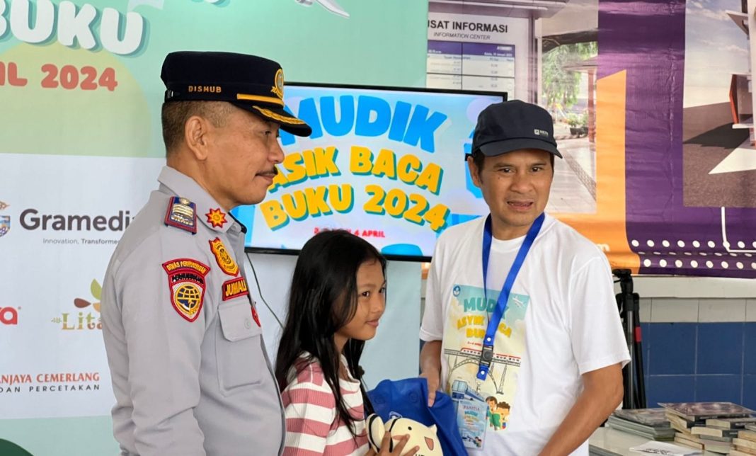 Badan Bahasa Kemendikbudristek RI sambut momentum mudik lebaran tahun 2024 dengan membagikan hingga 15.000 buku bacaan bermutu pada lima titik stasiun dan terminal bus di Jakarta. (Dok/Kemendikbudristek RI)
