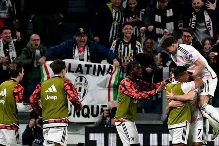 Selebrasi pemain Juventus Federico Chiesa seusai mengemas gol pembuka dalam leg pertama semi final Coppa Italia antara Juventus vs Lazio di Stadion Allianz pada 3 April 2024, dini hari WIB.