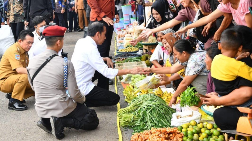 Presiden Jokowi berkunjung ke Pasar Muara Bungo, Kabupaten Bungo, Provinsi Jambi, Kamis (4/4/2024), untuk meninjau langsung kondisi pasar dan ketersediaan sejumlah bahan pokok.