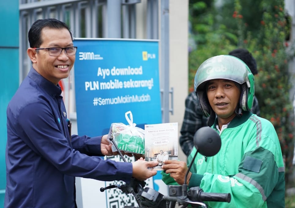 Manager PLN UP3 Medan Utara Edy Sahputra membagikan takjil gratis dan brosur program 