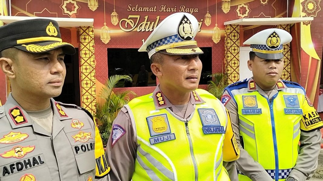 Dirlantar Polda Sumut Kombes Pol Muji Ediyanto saat meninjau pembukaan gerbang tol Kisaran, Kamis (4/4/2024). (Dok/Polda Sumut)