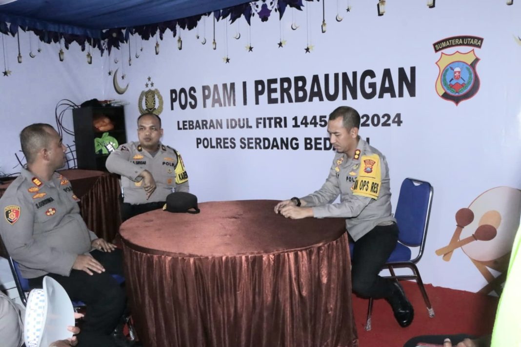 Kapolres Sergai AKBP Oxy Yudha Pratesta didampingi Kabag Ops Kompol LS Siregar memberikan arahan kepada Kapolsek Perbaungan AKP S Gurusinga saat mencek Pos Pam I di Simpang Tiga Perbaungan, Kamis (4/4/2024). (Dok/Humas Polres Sergai)