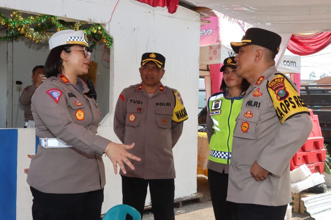 Kapolres Pematangsiantar AKBP Yogen Heroes Baruno melaksanakan pengecekan kesiapan awal Pospam dan Posyan Ops Ketupat Toba di wilayah Kota Pematangsiantar, Kamis (4/4/2024) sore. (Dok/Humas Polres Pematangsiantar)