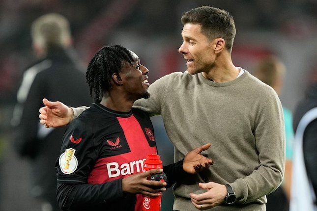 Jeremie Frimpong dan Xabi Alonso usai laga Bayer Leverkusen vs Fortuna Duesseldorf di semi final DFB-Pokal 2023/2024, Kamis (4/4/2024) dini hari WIB.