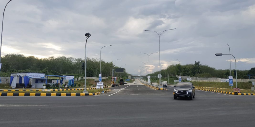 Kendaraan masuk dan keluar dari gerbang pintu tol Sinaksak Kabupaten Simalungun, Kamis (4/4/2024).