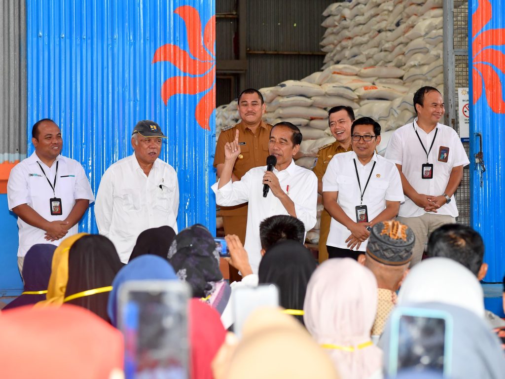 Presiden Jokowi mengunjungi Komplek Pergudangan Bulog Manggis, Kabupaten Bungo, untuk meninjau ketersediaan beras dan berdialog dengan warga penerima manfaat, Kamis (4/4/2024). (Dok/BPMI Setpres)