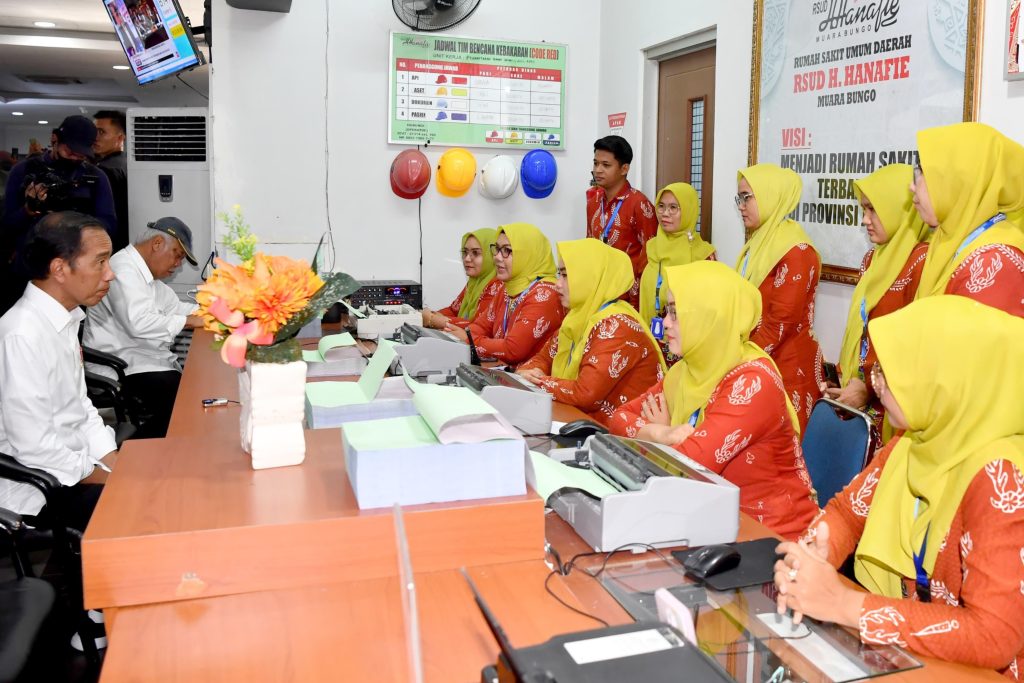 Presiden Jokowi melakukan kunjungan ke RSUD H Hanafie Muara Bungo, Kabupaten Bungo, Provinsi Jambi, Kamis (4/4/2024). (Dok/BPMI Setpres)