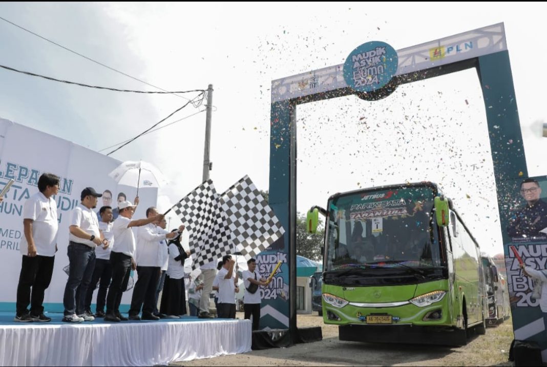 Asisten Sekretaris Daerah Bidang Perekonomian dan Pembangunan Sumut Dr H Agus Tripriyono SE MSi Ak CA (pegang bendera), General Manager PLN UID Sumut Saleh Siswanto (pegang bendera), Senior Manager Distribusi Khairul Lingga, Senior Manager Keuangan, Komunikasi dan Umum Riral Sirait melepas peserta pemudik di halaman parkir Petugas Dalam Keadaan Bertegangan (PDKB) PLN UP3 Medan Utara, Jumat (5/4). (Dok/PLN)